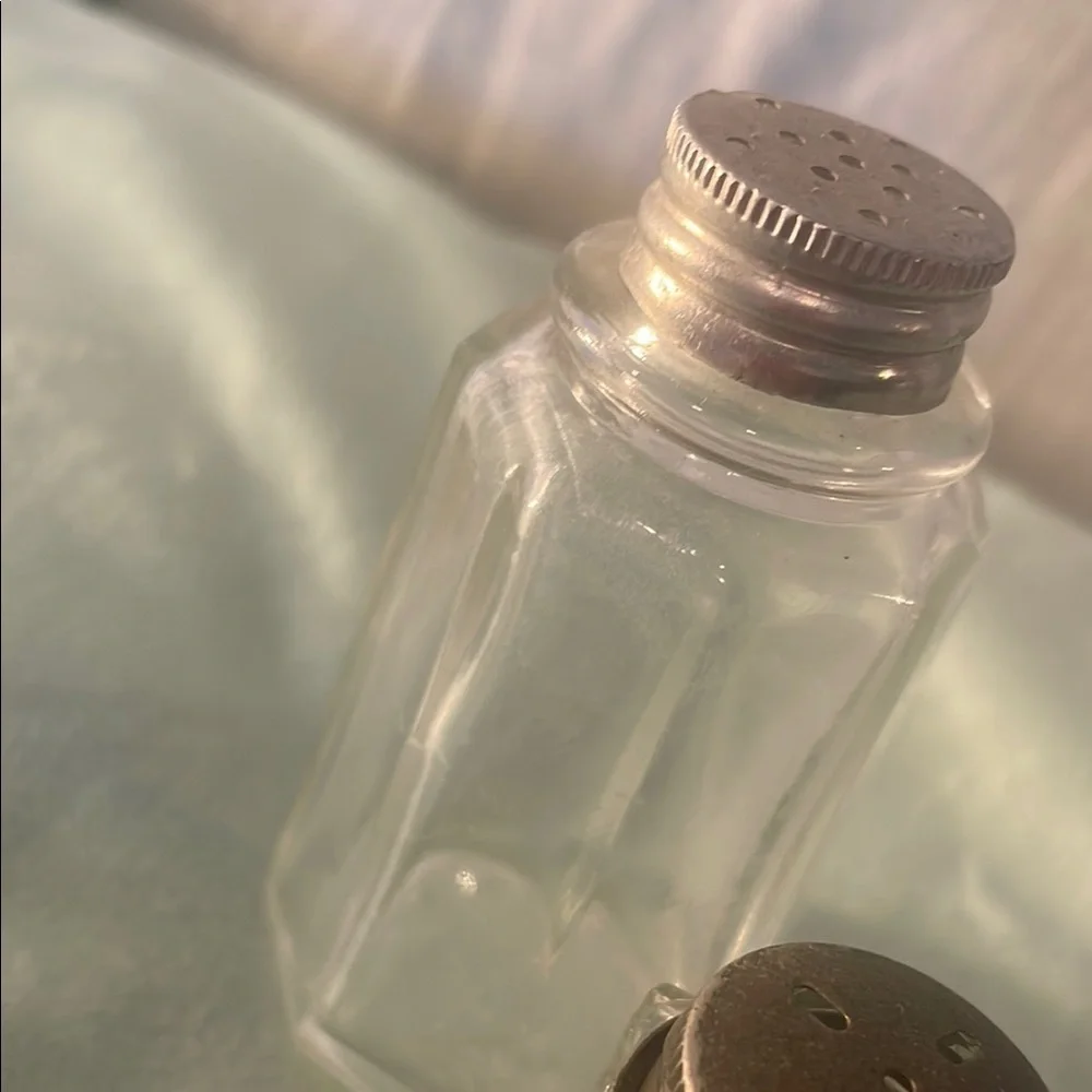 Set of Clear Glass Shakers vintage - Picture 4 of 4